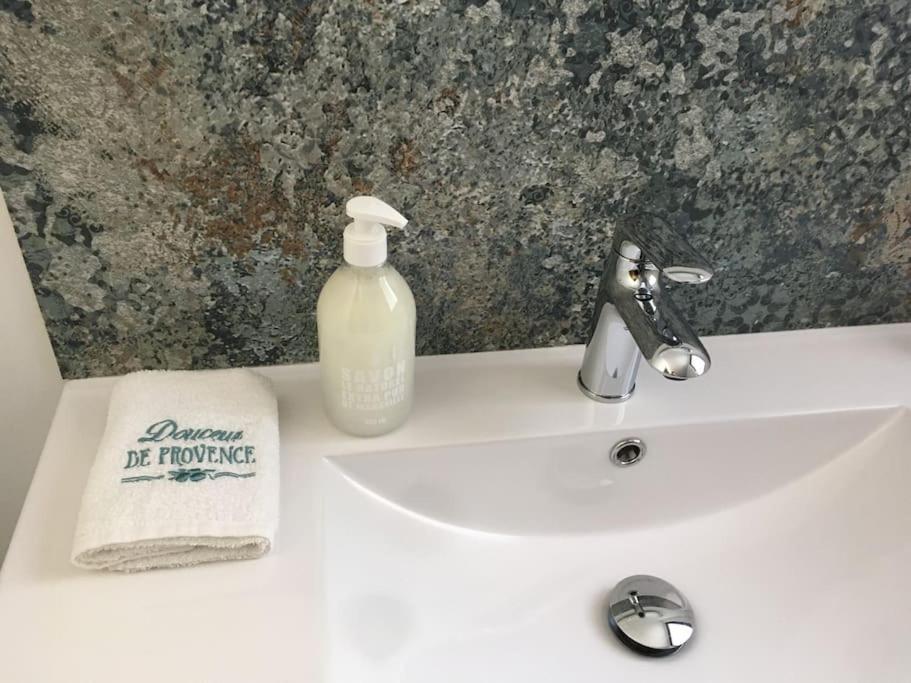 Chambre Avec Petit-Dejeuner En Provence Luberon La Tour-dʼAigues Dış mekan fotoğraf
